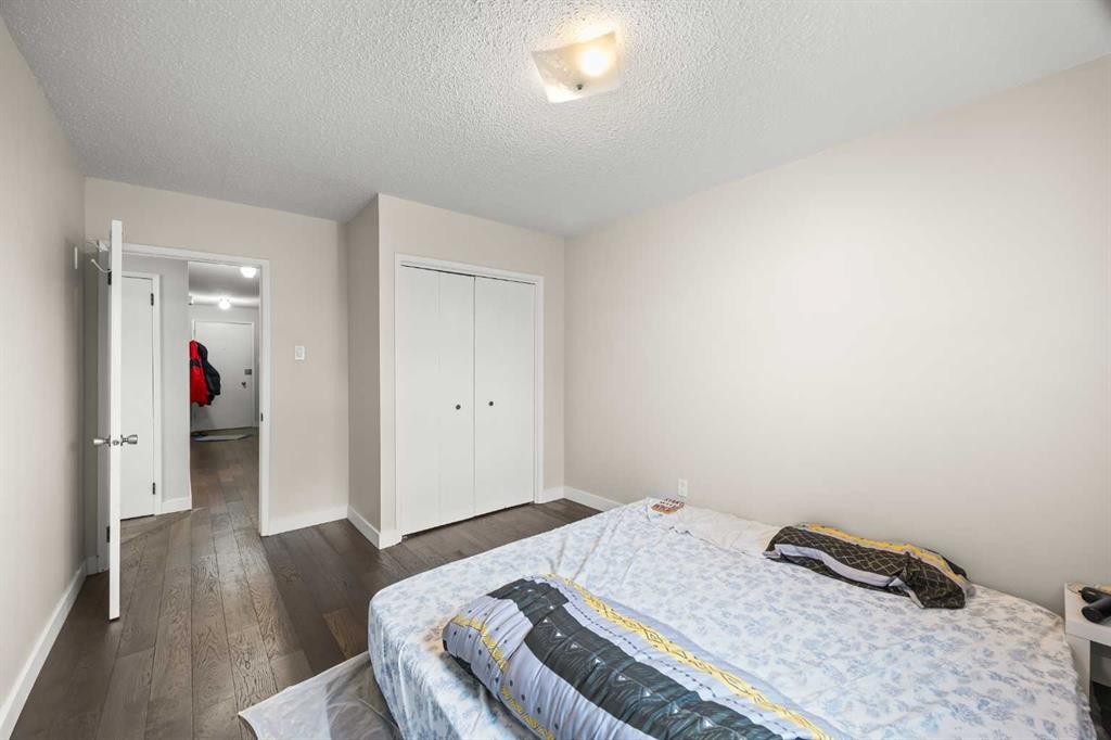 101-3103 Blakiston Drive Nw, Calgary, AB - Indoor Photo Showing Bedroom