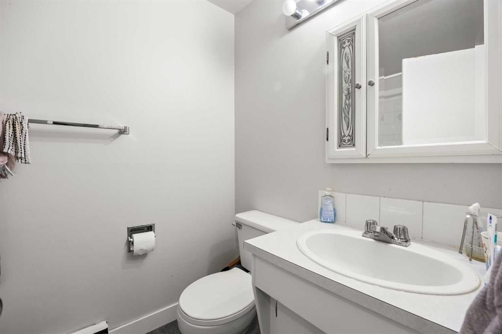 101-3103 Blakiston Drive Nw, Calgary, AB - Indoor Photo Showing Bathroom