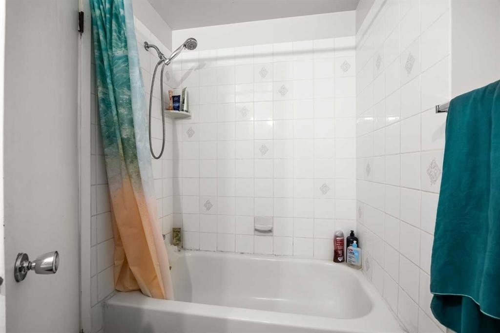 101-3103 Blakiston Drive Nw, Calgary, AB - Indoor Photo Showing Bathroom