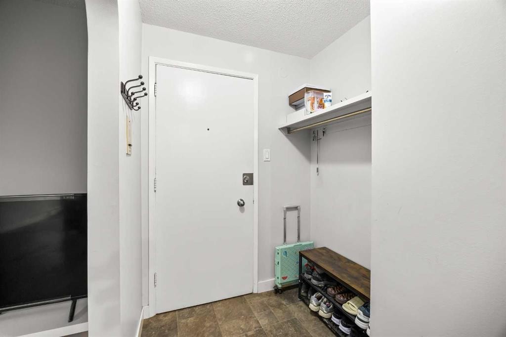 101-3103 Blakiston Drive Nw, Calgary, AB - Indoor Photo Showing Other Room