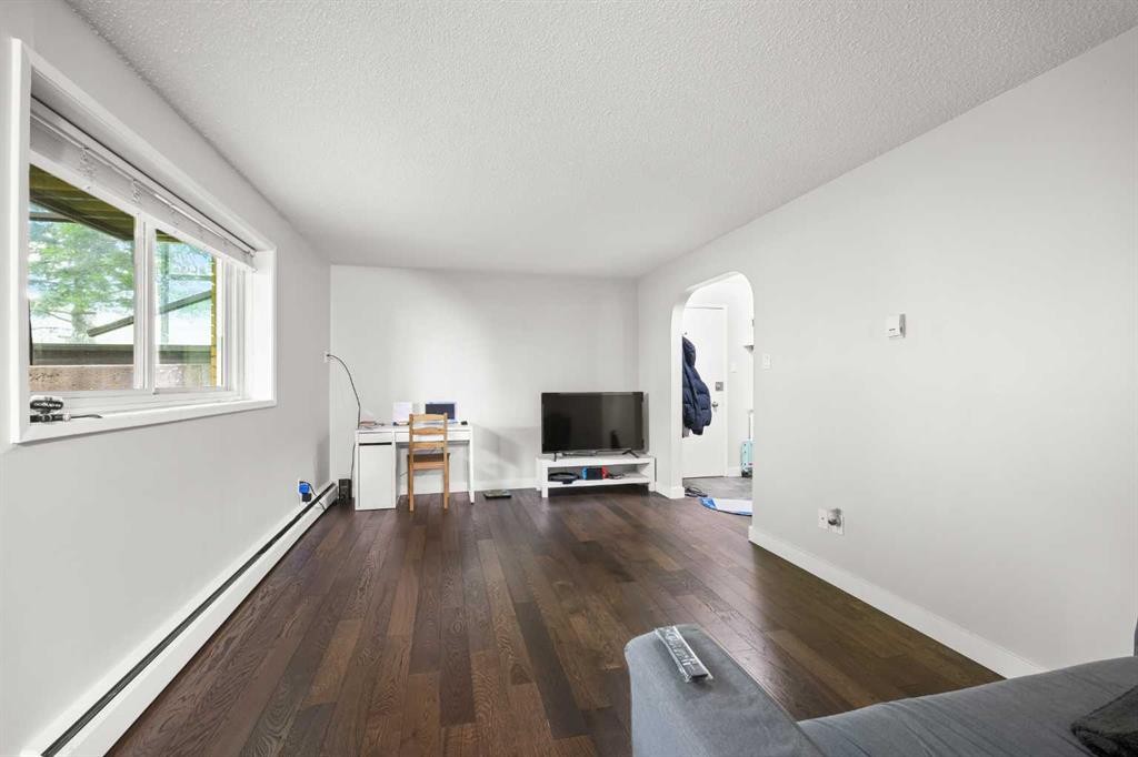 101-3103 Blakiston Drive Nw, Calgary, AB - Indoor Photo Showing Other Room