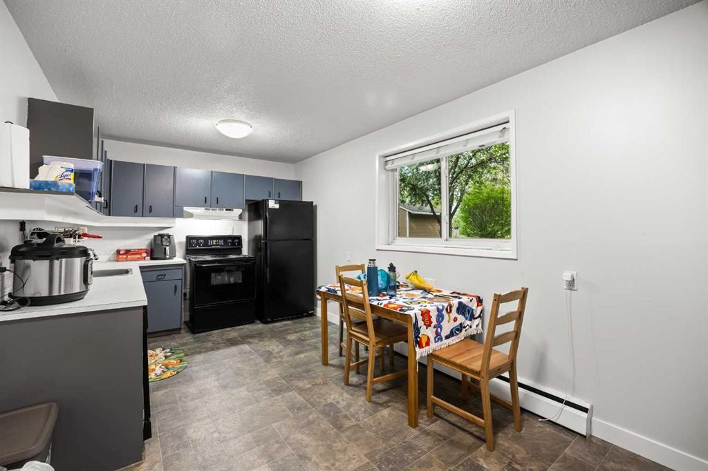 101-3103 Blakiston Drive Nw, Calgary, AB - Indoor Photo Showing Kitchen