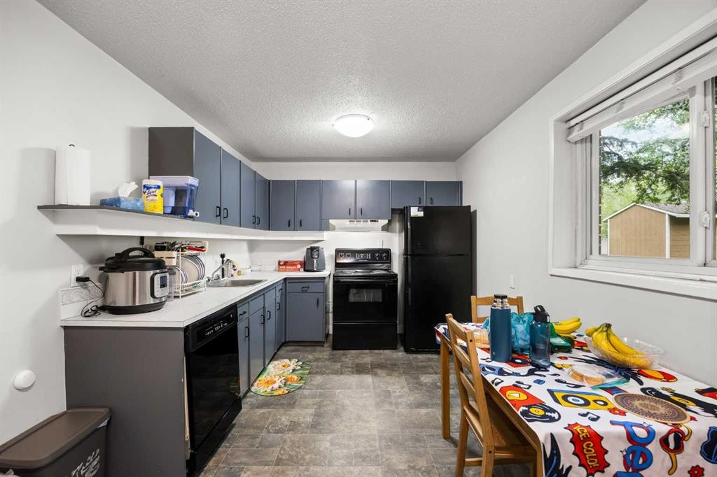 101-3103 Blakiston Drive Nw, Calgary, AB - Indoor Photo Showing Kitchen
