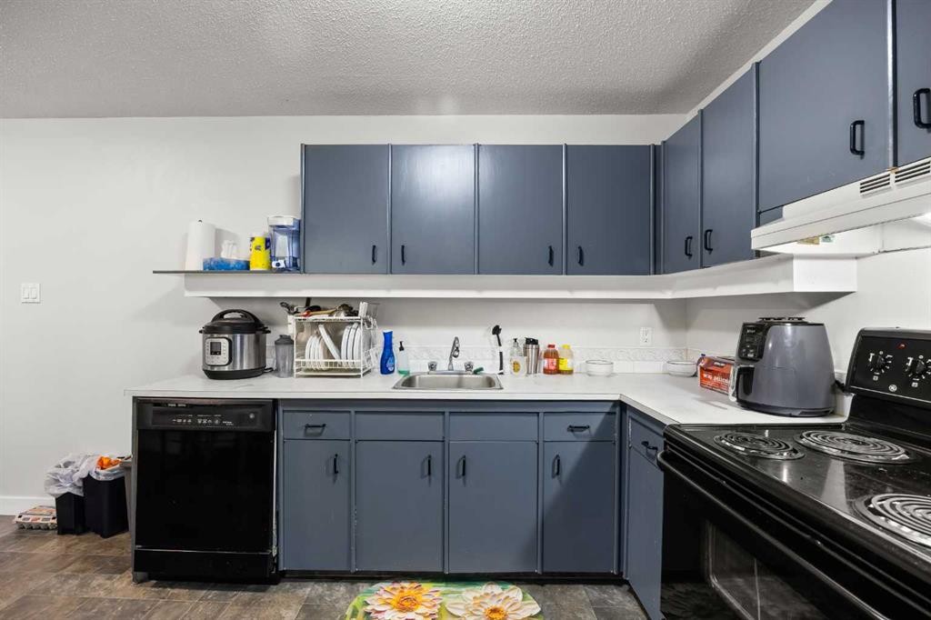 101-3103 Blakiston Drive Nw, Calgary, AB - Indoor Photo Showing Kitchen