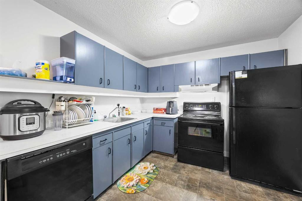 101-3103 Blakiston Drive Nw, Calgary, AB - Indoor Photo Showing Kitchen