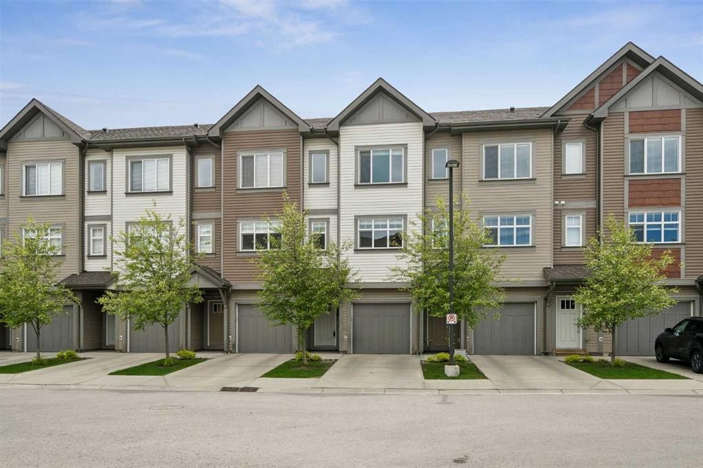 120 Copperstone Villas Se, Calgary, AB - Indoor Photo Showing Kitchen With Upgraded Kitchen