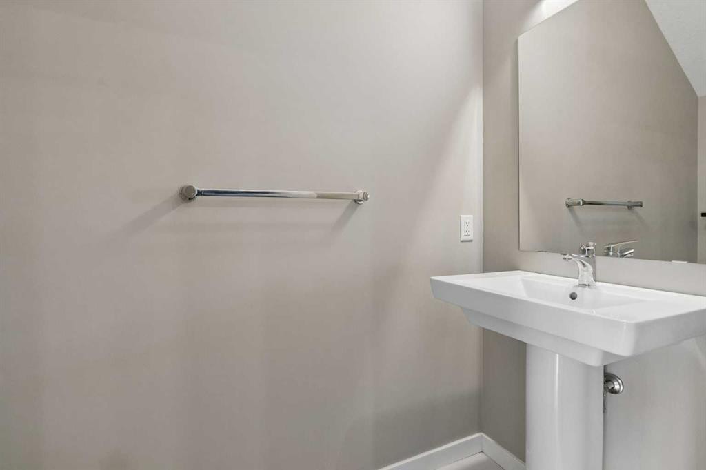 120 Copperstone Villas Se, Calgary, AB - Indoor Photo Showing Bathroom