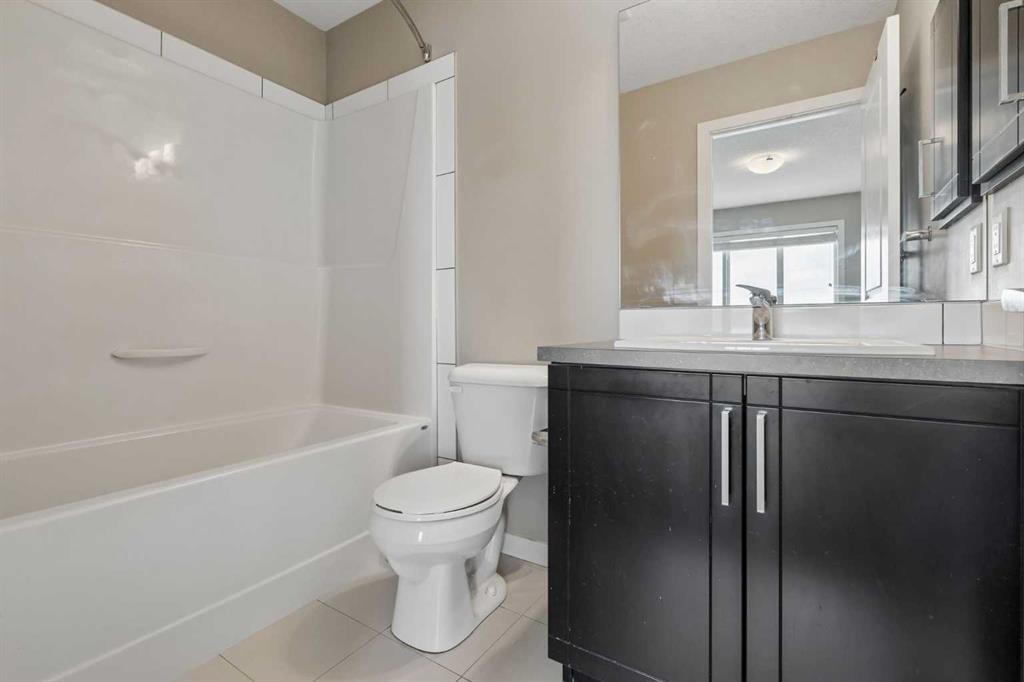 120 Copperstone Villas Se, Calgary, AB - Indoor Photo Showing Bathroom