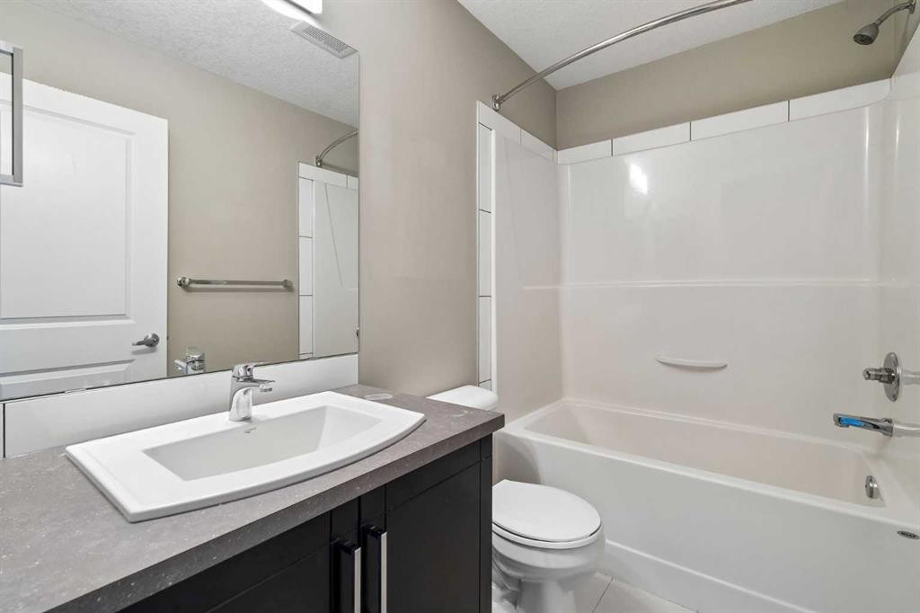 120 Copperstone Villas Se, Calgary, AB - Indoor Photo Showing Bathroom