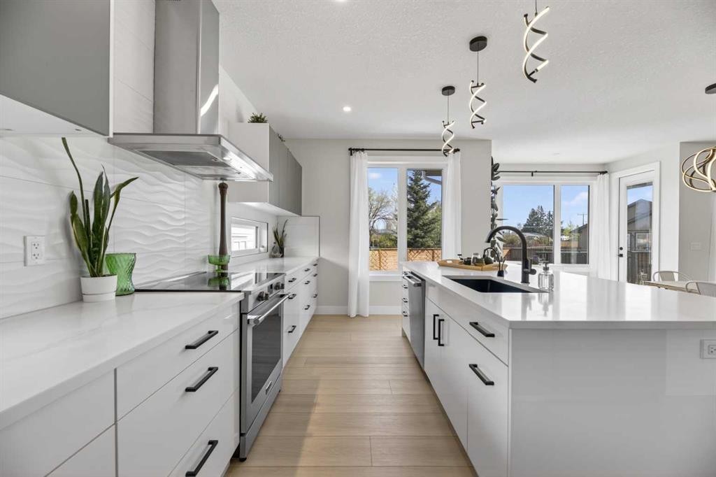 30 Silverstone Place, Didsbury, AB - Indoor Photo Showing Kitchen With Upgraded Kitchen