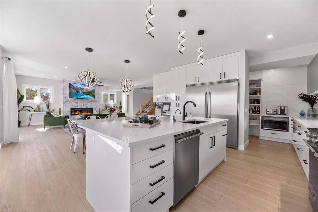 30 Silverstone Place, Didsbury, AB - Indoor Photo Showing Kitchen With Upgraded Kitchen