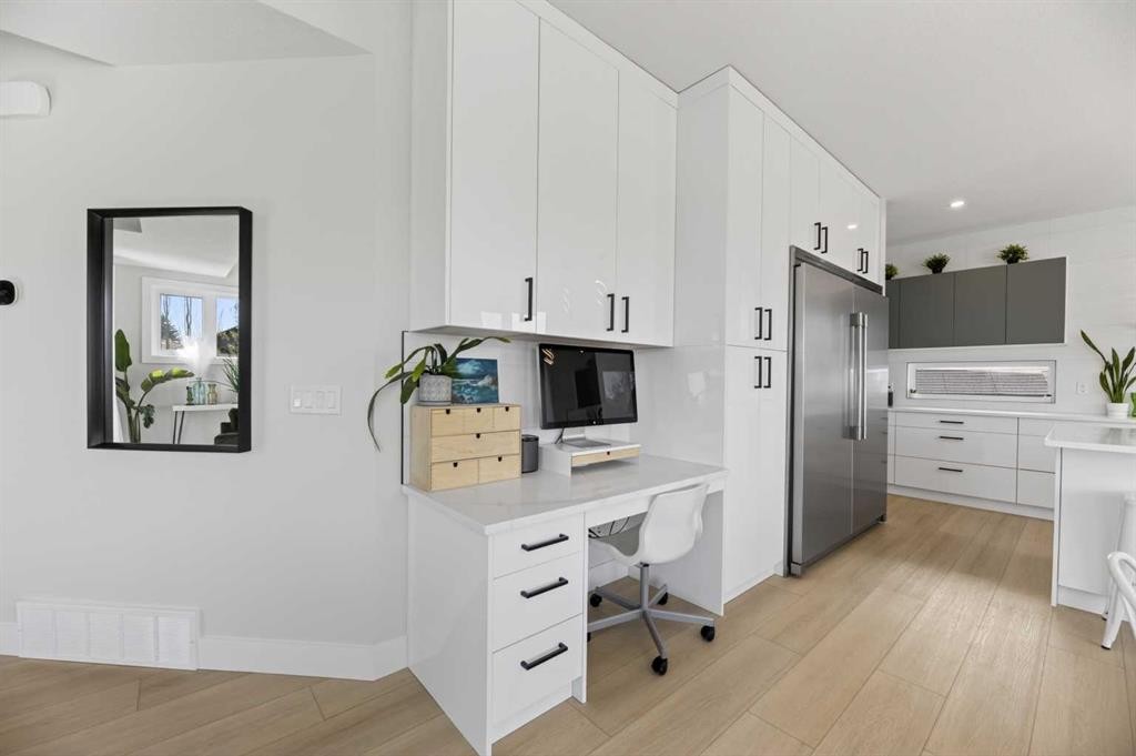 30 Silverstone Place, Didsbury, AB - Indoor