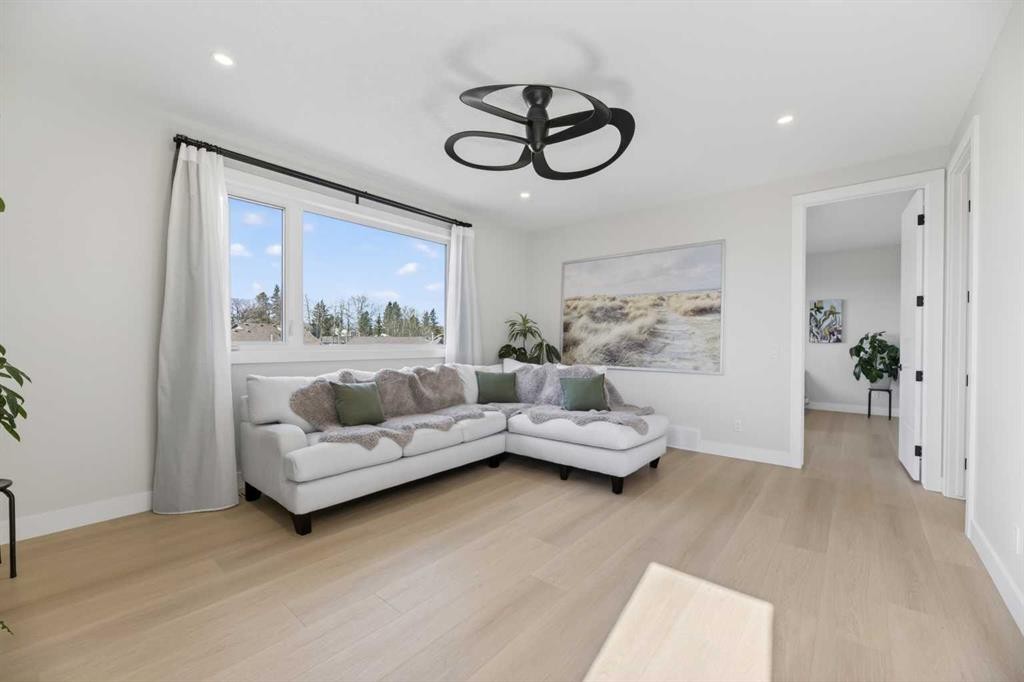30 Silverstone Place, Didsbury, AB - Indoor Photo Showing Living Room