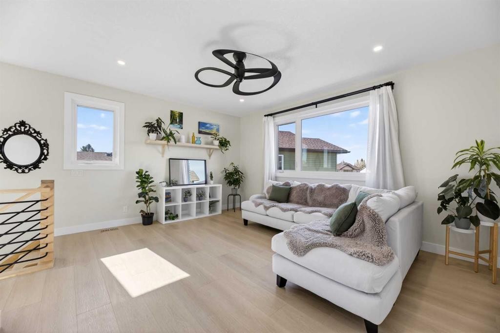 30 Silverstone Place, Didsbury, AB - Indoor Photo Showing Living Room