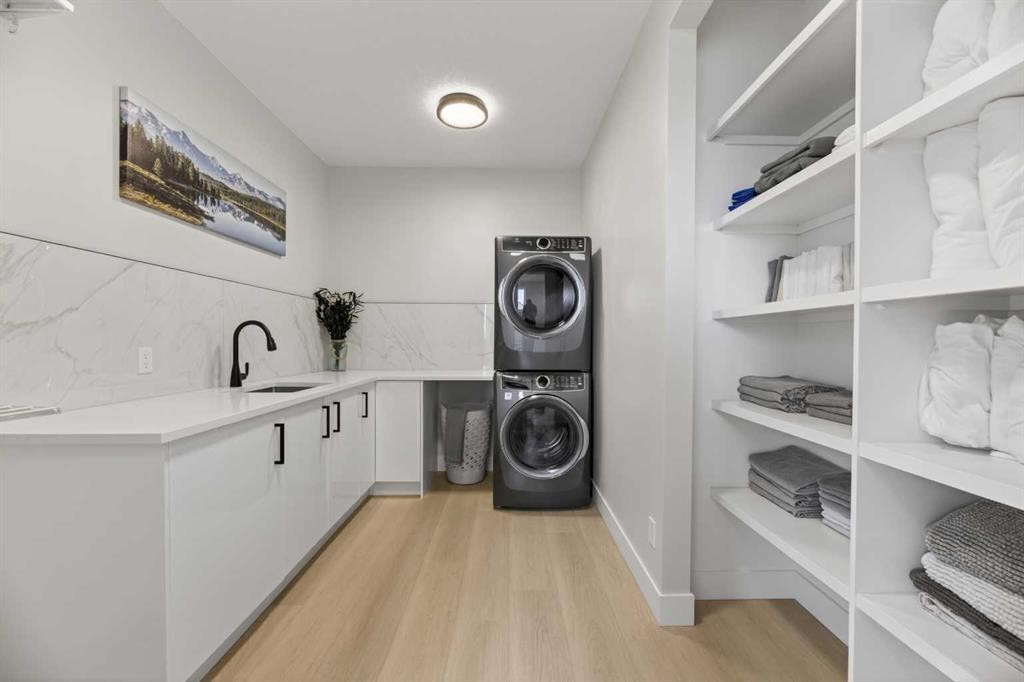 30 Silverstone Place, Didsbury, AB - Indoor Photo Showing Laundry Room