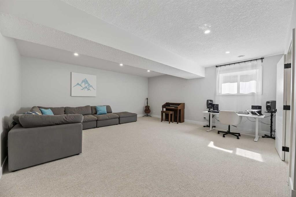30 Silverstone Place, Didsbury, AB - Indoor