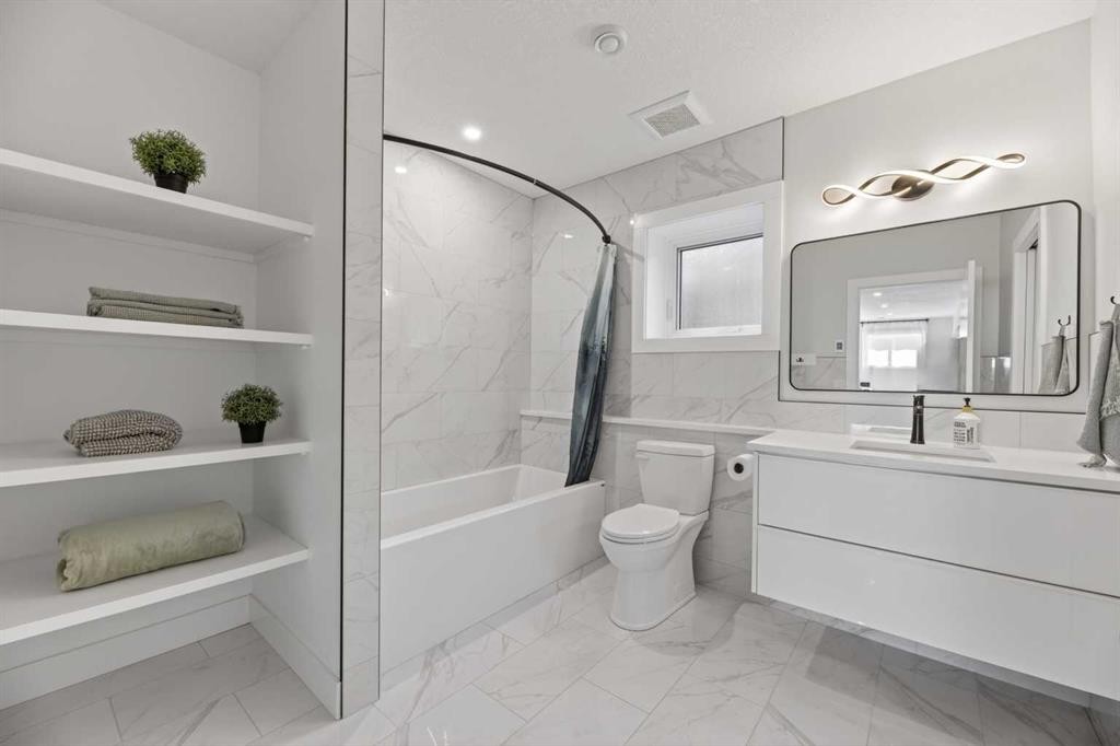 30 Silverstone Place, Didsbury, AB - Indoor Photo Showing Bathroom