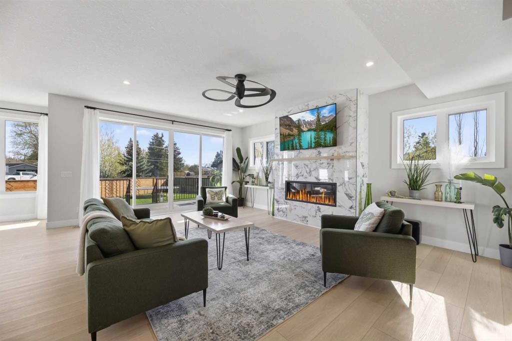30 Silverstone Place, Didsbury, AB - Indoor Photo Showing Living Room With Fireplace