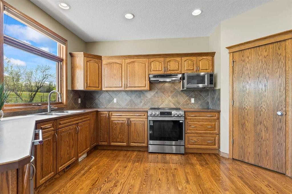 322 Hampstead Way Nw, Calgary, AB - Indoor Photo Showing Kitchen With Double Sink