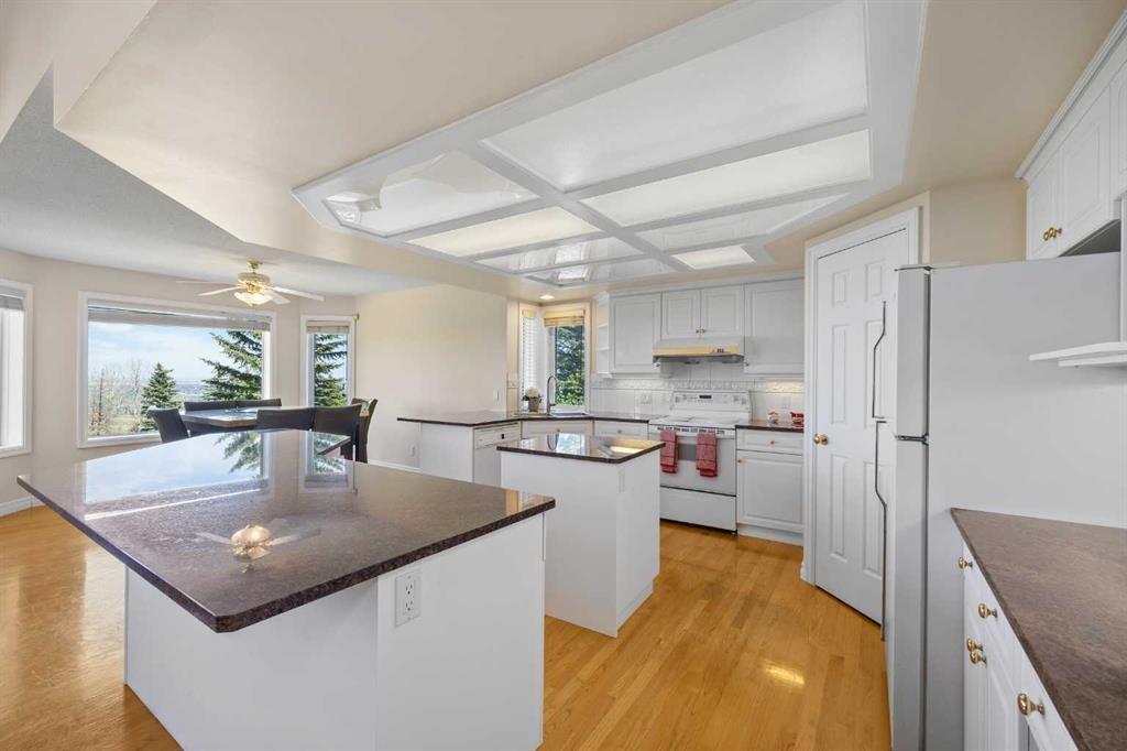 191 Hamptons Terrace Nw, Calgary, AB - Indoor Photo Showing Kitchen
