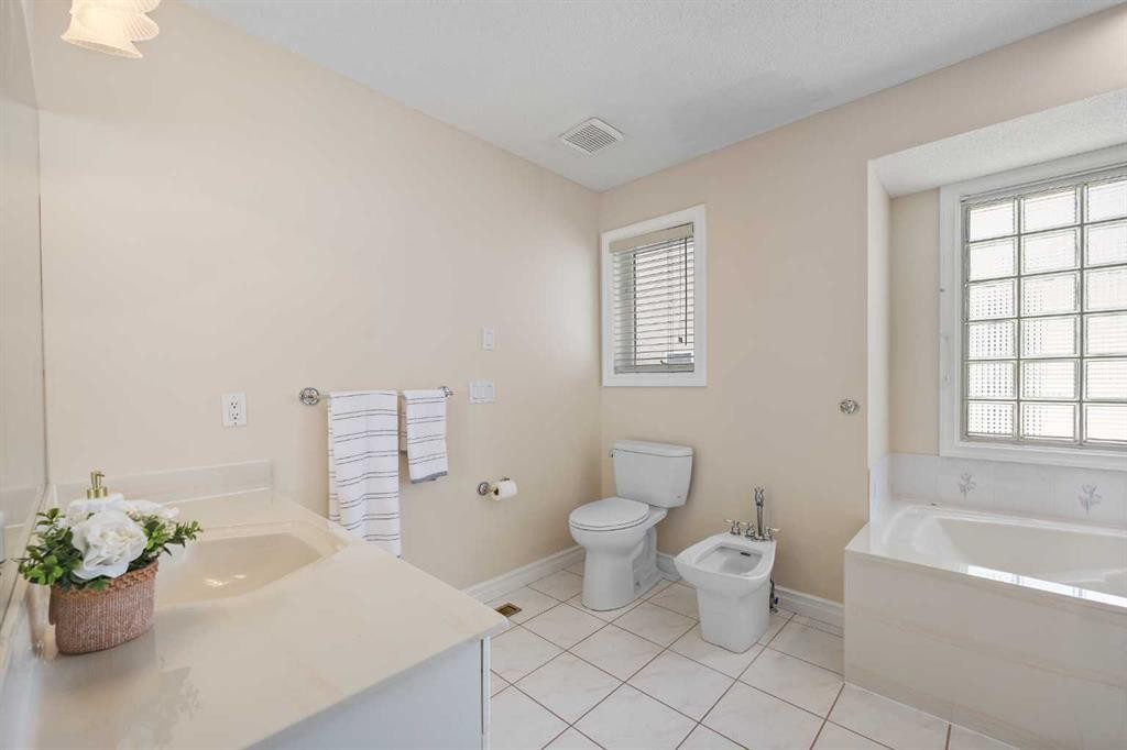 191 Hamptons Terrace Nw, Calgary, AB - Indoor Photo Showing Bathroom