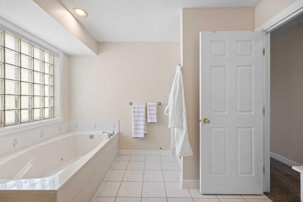 191 Hamptons Terrace Nw, Calgary, AB - Indoor Photo Showing Bathroom