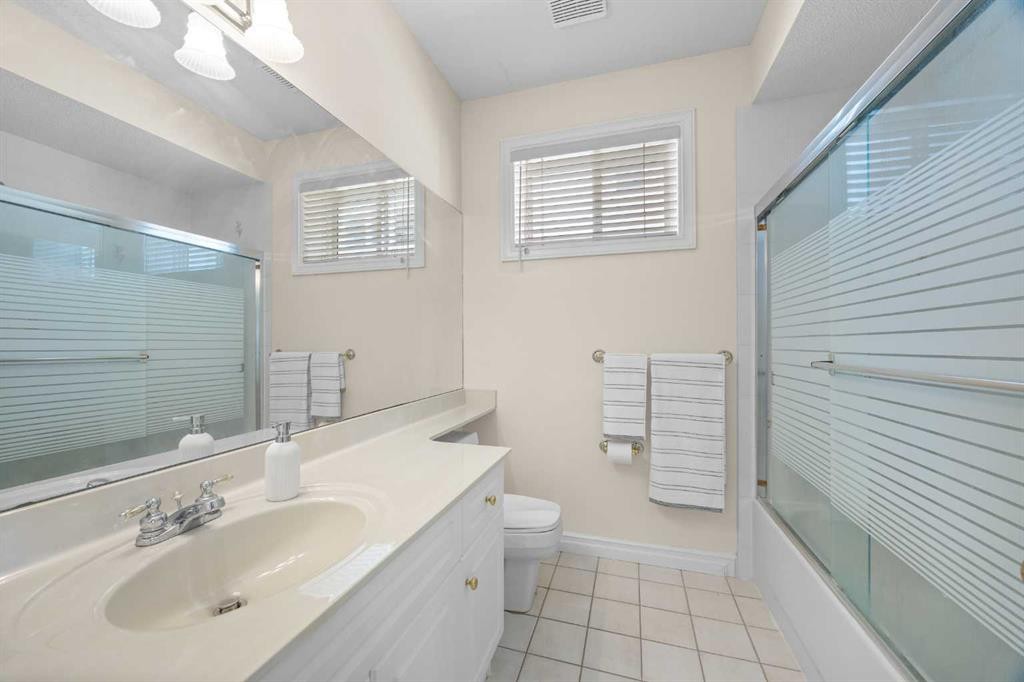 191 Hamptons Terrace Nw, Calgary, AB - Indoor Photo Showing Bathroom