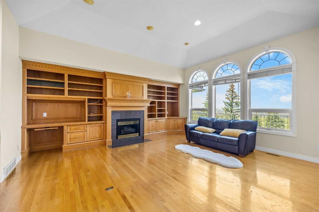 191 Hamptons Terrace Nw, Calgary, AB - Indoor Photo Showing Living Room With Fireplace