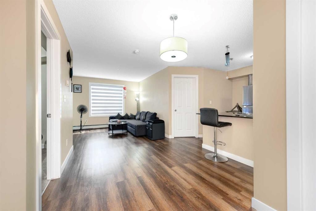 309-7110 80 Avenue Ne, Calgary, AB - Indoor