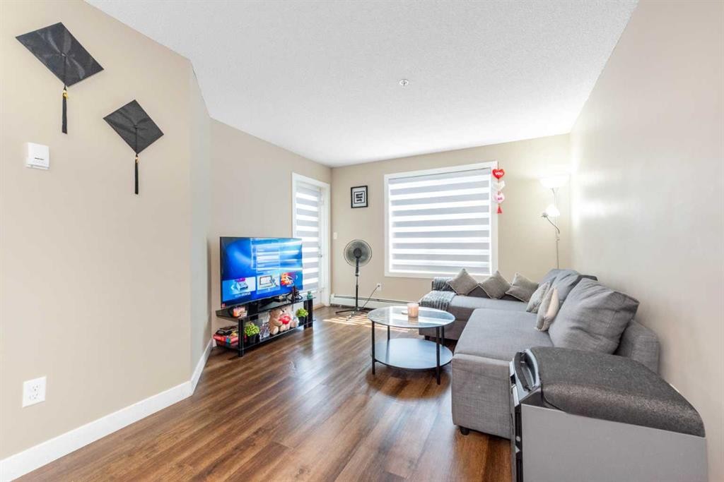 309-7110 80 Avenue Ne, Calgary, AB - Indoor Photo Showing Living Room