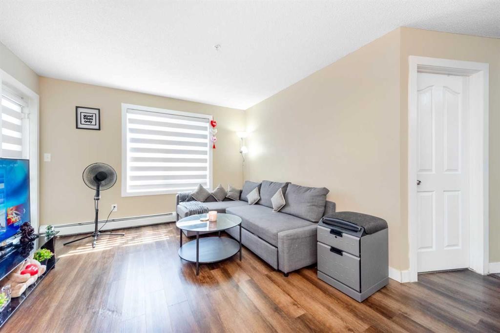 309-7110 80 Avenue Ne, Calgary, AB - Indoor Photo Showing Living Room