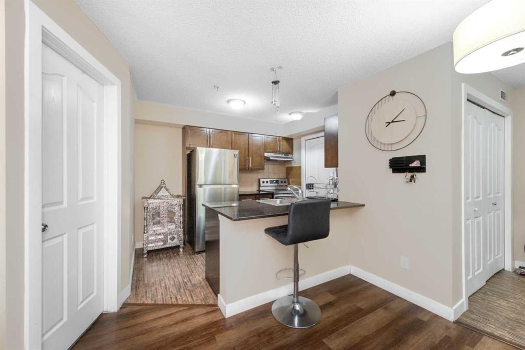 309-7110 80 Avenue Ne, Calgary, AB - Indoor Photo Showing Kitchen
