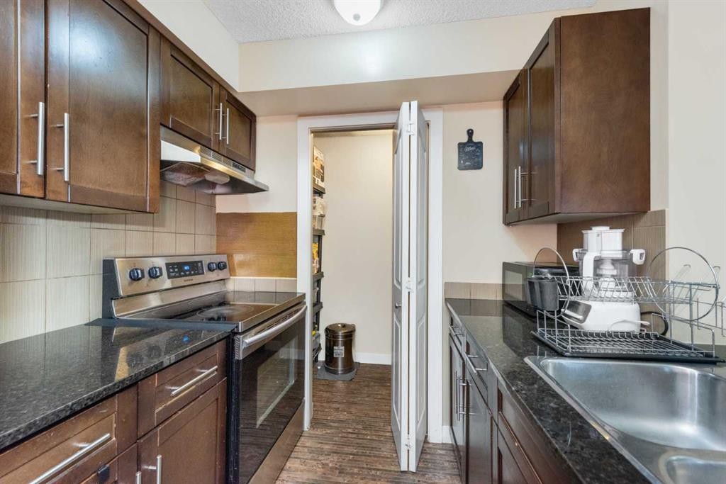 309-7110 80 Avenue Ne, Calgary, AB - Indoor Photo Showing Kitchen