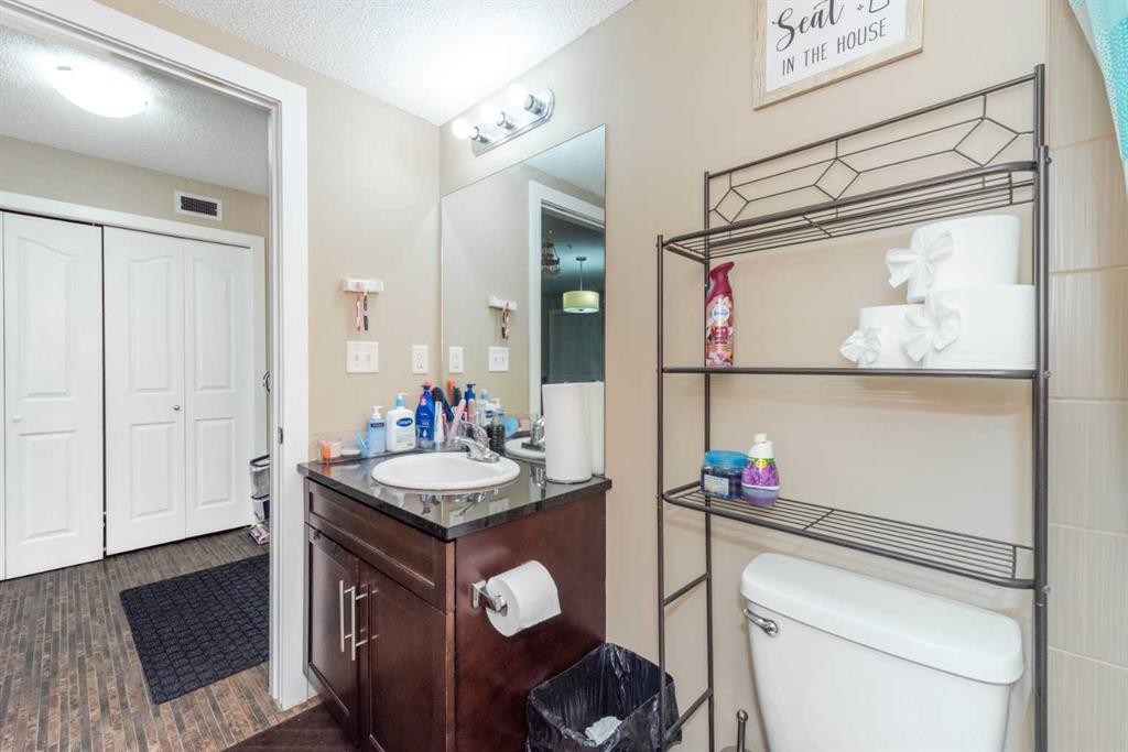 309-7110 80 Avenue Ne, Calgary, AB - Indoor Photo Showing Bathroom