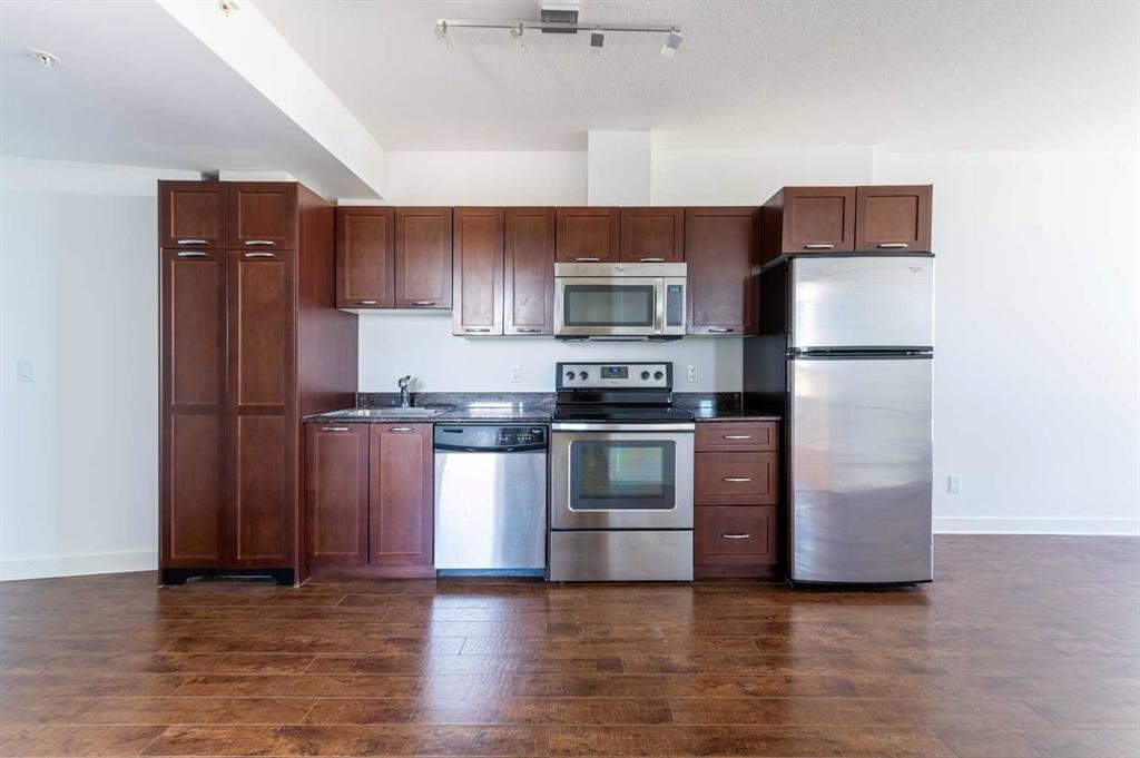 1307-3830 Brentwood Road Nw, Calgary, AB - Indoor Photo Showing Kitchen With Stainless Steel Kitchen