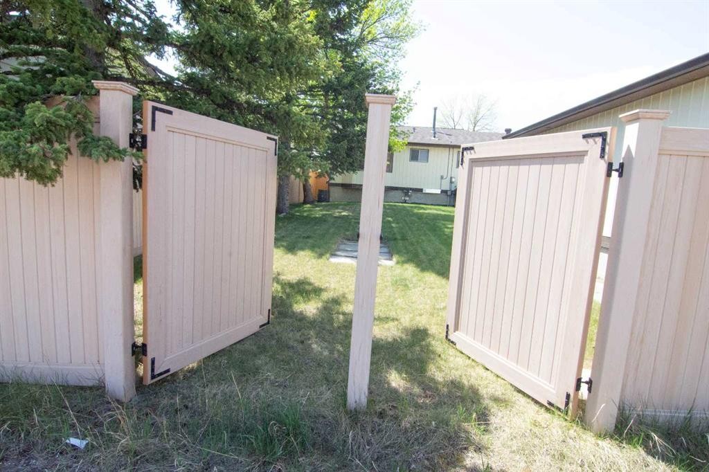 340 Templeton Circle Ne, Calgary, AB - Outdoor