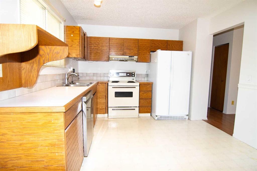 340 Templeton Circle Ne, Calgary, AB - Indoor Photo Showing Kitchen With Double Sink