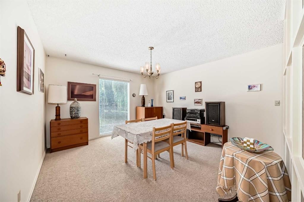 8 Varsdale Place Nw, Calgary, AB - Indoor Photo Showing Other Room