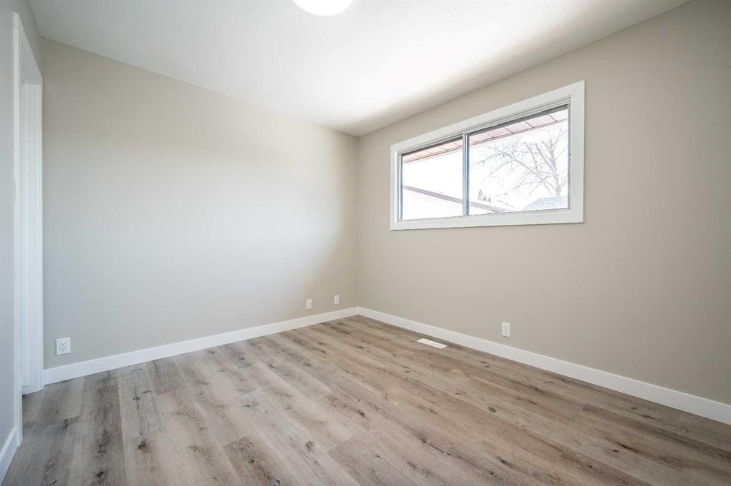 255 Castleridge Drive Ne, Calgary, AB - Indoor Photo Showing Other Room