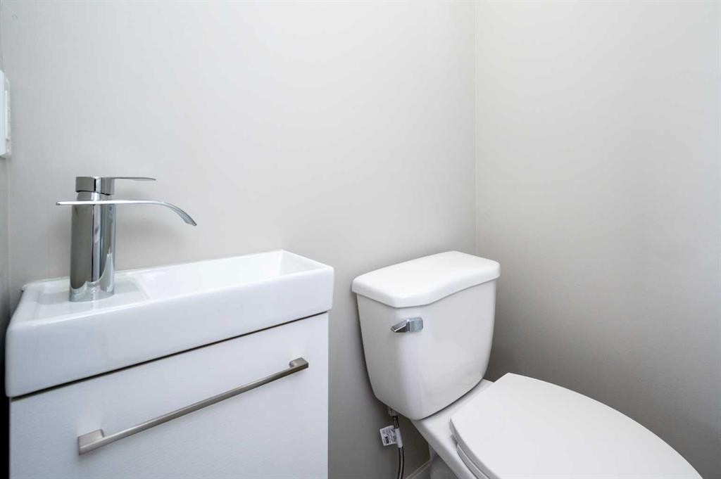 255 Castleridge Drive Ne, Calgary, AB - Indoor Photo Showing Bathroom