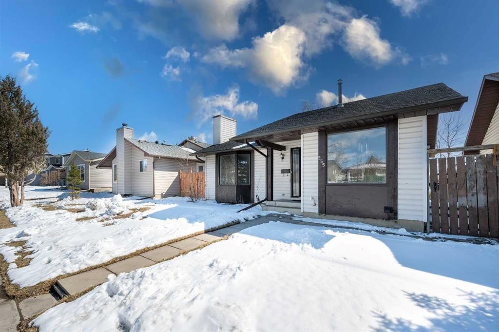 255 Castleridge Drive Ne, Calgary, AB - Outdoor