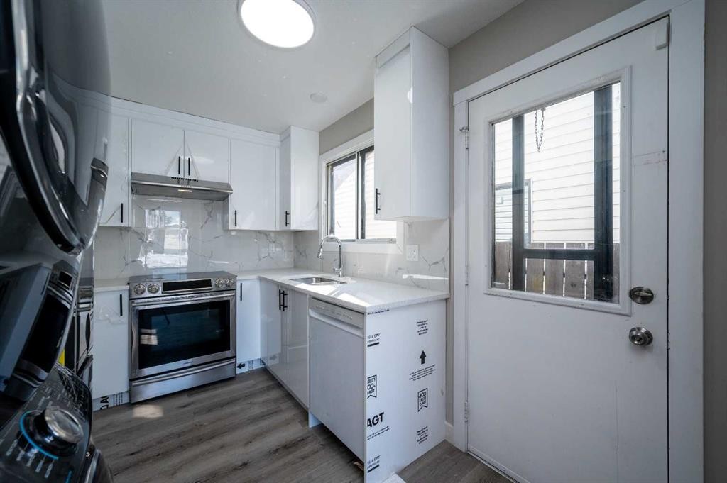 255 Castleridge Drive Ne, Calgary, AB - Indoor Photo Showing Kitchen With Upgraded Kitchen
