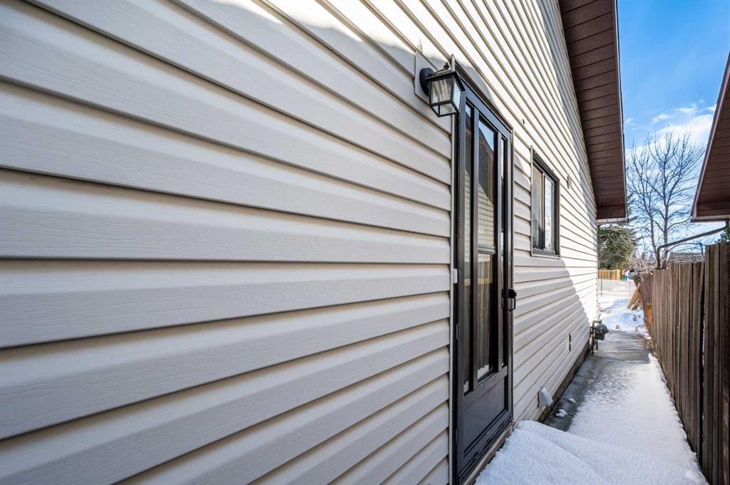 255 Castleridge Drive Ne, Calgary, AB - Outdoor