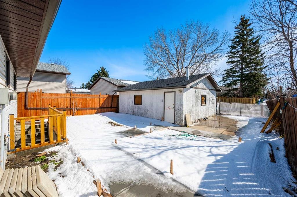 255 Castleridge Drive Ne, Calgary, AB - Outdoor
