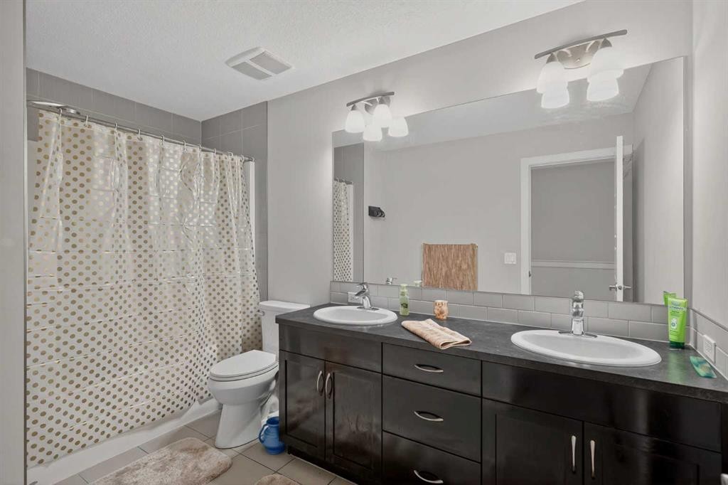 152 Redstone Villas Ne, Calgary, AB - Indoor Photo Showing Bathroom
