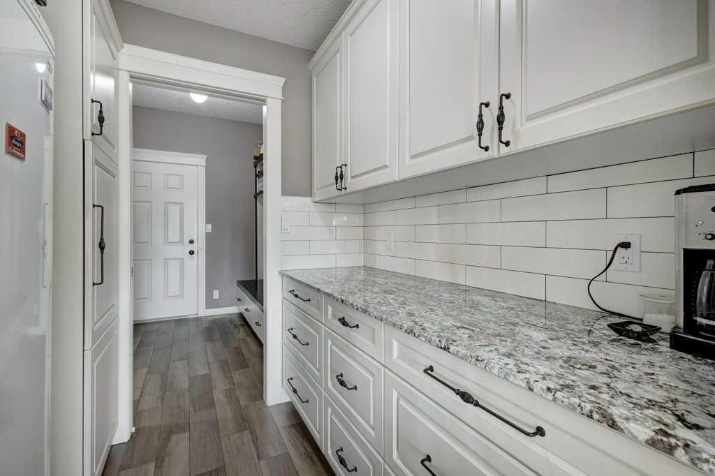 1233 Hillcrest Manor Estates, Strathmore, AB - Indoor Photo Showing Kitchen With Upgraded Kitchen
