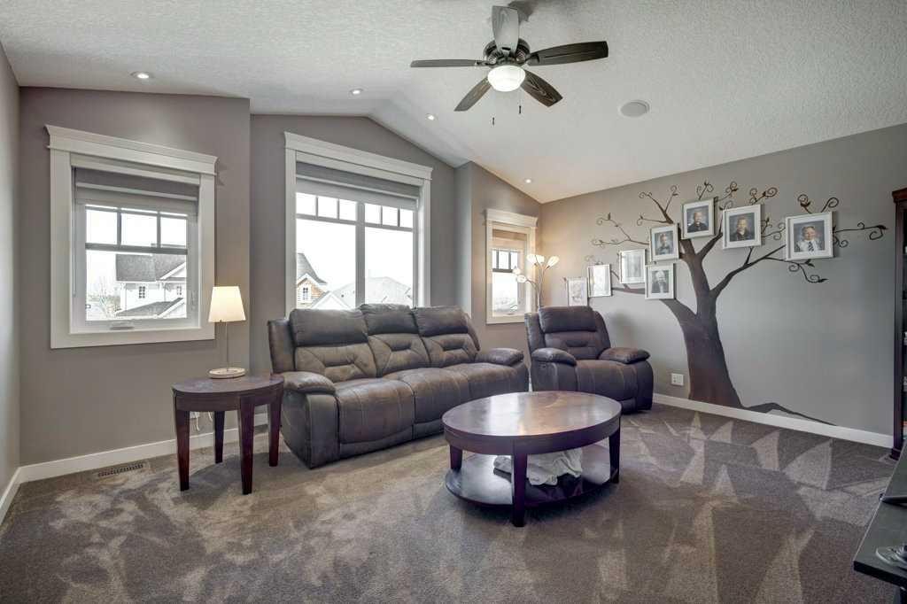 1233 Hillcrest Manor Estates, Strathmore, AB - Indoor Photo Showing Living Room