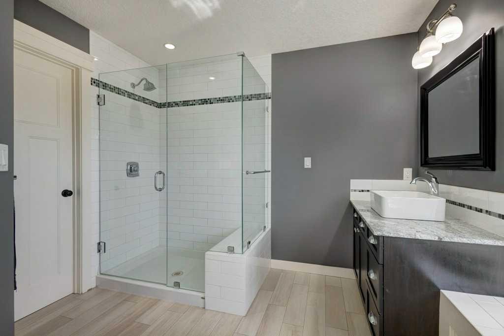 1233 Hillcrest Manor Estates, Strathmore, AB - Indoor Photo Showing Bathroom
