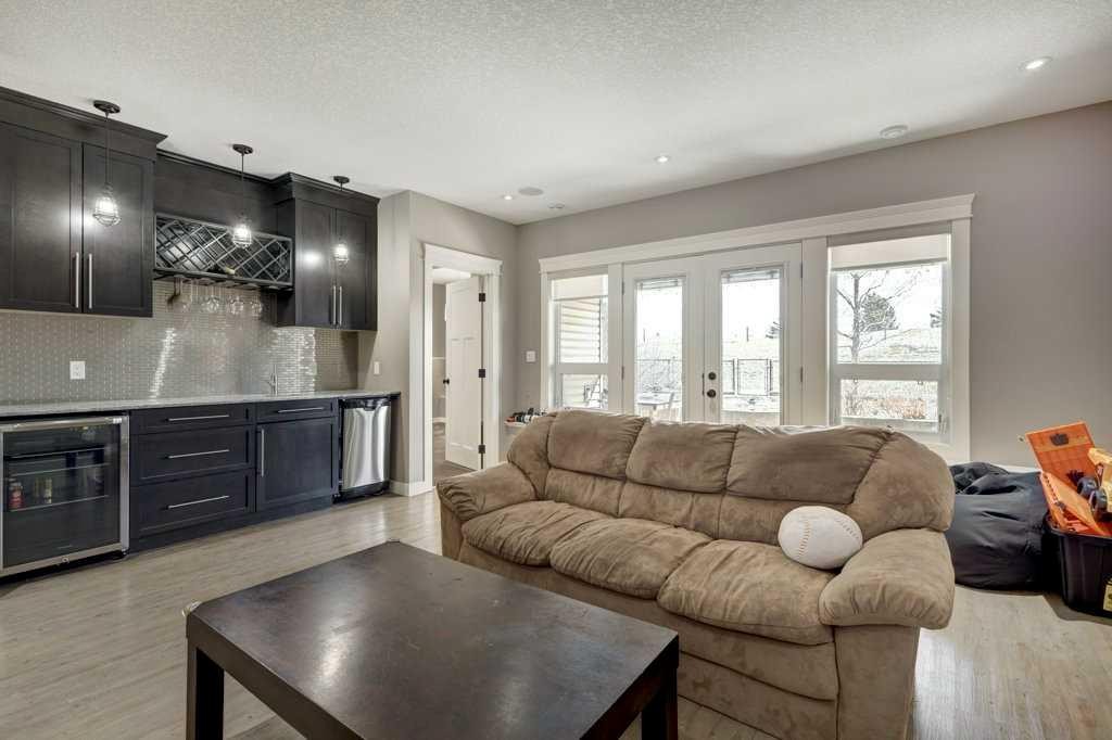 1233 Hillcrest Manor Estates, Strathmore, AB - Indoor Photo Showing Living Room