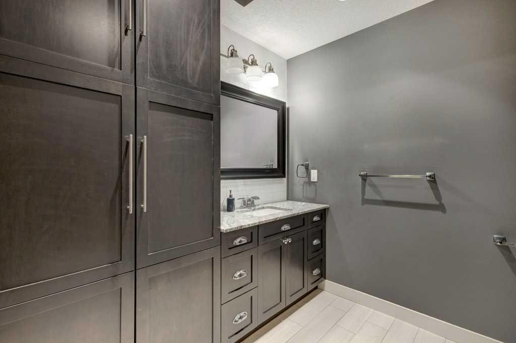 1233 Hillcrest Manor Estates, Strathmore, AB - Indoor Photo Showing Bathroom